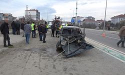 Aydınlatma direğine çarpan Fiat Tofaş hurdaya döndü: 2 yaralı