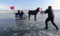 Buz tutan Kars Çıldır Gölü’ne yoğun ilgi