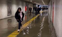 Fatih’te Metro’nun yaya alt geçidini su bastı: Vatandaş su içinde yürümek zorunda kaldı