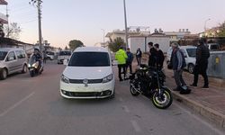 Hafif ticari araçla motosikletin çarpıştığı kazada motosikletli yaralandı