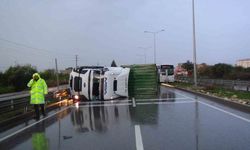 Mersin’de yağış nedeniyle kontrolden çıkan tır bariyere çarpıp devrildi