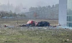 Muğla Eğitim ve Araştırma Hastanesi’ne çarpan bir helikopter, yakınındaki boş alana düştü. Ekiplerin olay yerinde çalışmaları sürüyor.