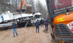 Sakarya’da feci kaza: Taş kırma makinesi, tırın kupasına devrildi