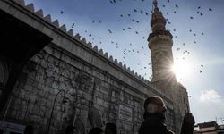 Suriyeliler Esad sonrası ilk cuma namazı için Emevi Camii’ne akın etti