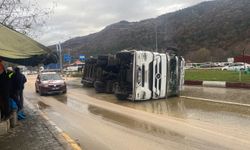 Yağ tankeri devrildi kayganlaşan yolda otomobil şarampole uçtu