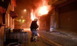 5 iş yerinin küle döndüğü yangında, çakmakçı dükkanı bomba gibi patladı