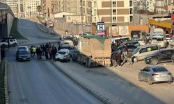 Freni arızalanan hafriyat kamyonunun 5 aracı biçtiği kaza kamerada