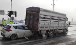 Konya’da otomobil kamyonete arkadan çarptı: 1 yaralı