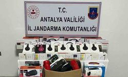 Manavgat’ta işyerinde kaçak eşya ve tütün malzemeleri ele geçirildi