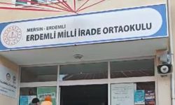 Öğrenciler okulda Ferdi Tayfur şarkısıyla karşılandı