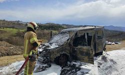 Seyir halindeki araç alevlere teslim oldu, muhtar ölümden döndü