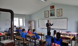 Akyaka Kaymakamı Demirtaş, köy okullarında