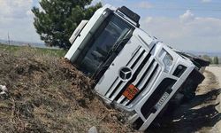 Kırıkkale’de akaryakıt yüklü tanker şarampole devrildi