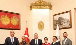 Vali Polat, şampiyonu makamında ağırladı