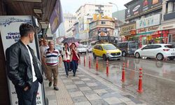 Afyonkarahisar’da beklenen yağış başladı, bir çok kişi zor anlar yaşadı