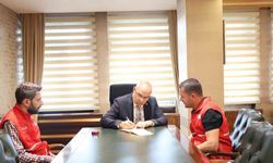 Ağrı Valisi Koç, kurbanını Gazze’deki ihtiyaç sahiplerine ulaştırmak üzere Türk Kızılayı’na verdi