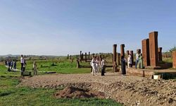 Ahlat’ta turizm sezonu hareketliliği: Selçuklu Meydan Mezarlığı ziyaretçi akınına uğruyor