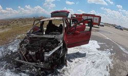 Aksaray’da yanan otomobil hurdaya döndü