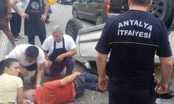 Alanya’da kontrolden çıkan kamyonet önce otomobile çarptı, ardından takla attı: 1 yaralı