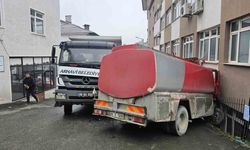 Arhavi’de freni boşalan mazot yüklü tanker kaymakamlık binasına çarparak durabildi