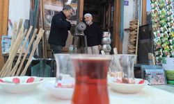 Baba - oğul bayram öncesi bıçak bileme mesaisinde