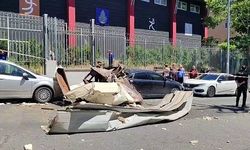 Bağcılar’da bir iş yerinde bulunan buhar kazanı patladı. Olayda 1 kişi yaralanırken, 2 otomobil zarar gördü. Olay yerine çok sayıda itfaiye ve sağlık ekipleri sevk edilirken, ekiplerin müdahalesi devam ediyor.