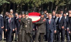 Bakan Bak, gençler ve sporcularla Anıtkabir’i ziyaret etti