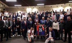 Bakan Bayraktar, Anadolu Üniversitesi’nde gençlerle buluştu