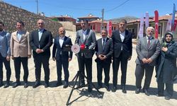 Bakan Kurum, köy evlerine yerleşen depremzedeleri ziyaret etti