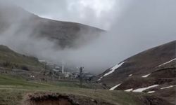 Bayburt’un 2 bin 300 rakımlı Dumlu köyü yaylasında karlar erimeye başladı