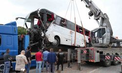 Çanakkale’de 8 kişinin öldüğü kazada enkaza dönen otobüs vinç yardımıyla olay yerinden kaldırıldı