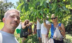 Çanakkale’yi turistlere tanıtmak için bahçelerinden meyve ikram ediyor