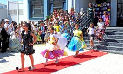Çeşme’de, Namık Kemal İlkokulu öğrencilerinden geri dönüşüm defilesi