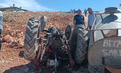 Devrilen traktörün altında kalarak ağır yaralandı