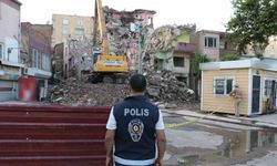 Diyarbakır’da depremden hasar gören yapıların yıkımı devam ediyor