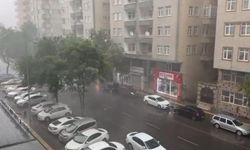 Diyarbakır’da sağanak etkili oldu, lüks otomobil devrilen ağacın altında kaldı