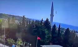 (Düzeltme) Büyükçekmece’de depremin ardından caminin aleminin düştüğü anlar kamerada