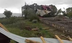 Elazığ’da fırtına evin çatısını uçurdu