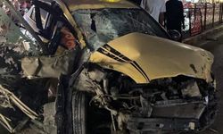 Elazığ’da otomobil refüjdeki bariyerlere çarptı: 1 yaralı