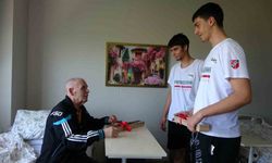 Genç basketbolculardan yaş almışlara anlamlı ziyaret