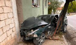 Hisarcık’ta ehliyetsiz sürücü polisten kaçarken kaza yapıp yaralandı