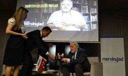 İlber Ortaylı’ya sahnede doğum günü sürprizi