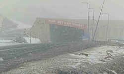 Karabet Geçidi’nde lapa lapa kar yağdı
