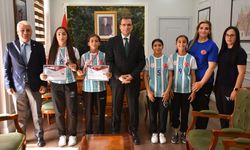 Kazandıkları madalyaların mutluluğunu kaymakamla paylaştılar