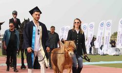 Kep takan sevimli at, 4 bin 500 öğrenci ile birlikte mezun oldu