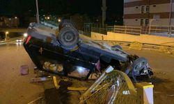 Kontrolden çıkan otomobil demir korkuluğa çarparak ters döndü