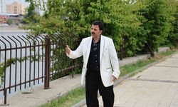 Konuşma bozukluğu olan şarkıcı sosyal medyada popüler oldu