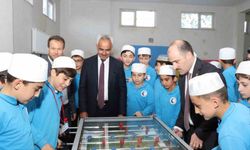 Kuran Kursu öğrencilerine oyun grubu hediye etti