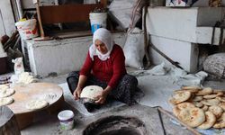 Lezzetli ekmekler köy tandırında pişiyor