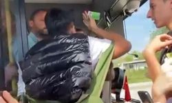 Lise öğrencisi tartıştığı otobüs şoförünün üzerine yürüdü, arkadaşları o anları kayda aldı